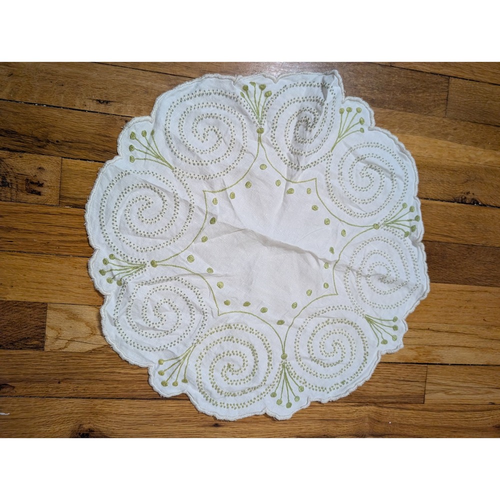 Vintage Round Linen Doily‎ Green Embroidered Spiral Scalloped Edge 18 Inch White